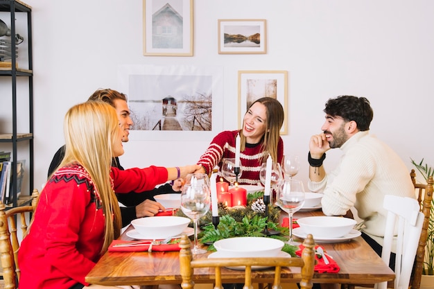 Foto familie, die weihnachtsabendessen hat