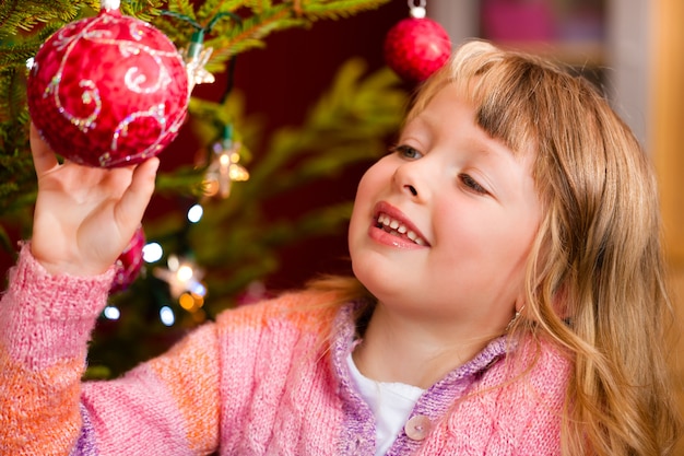 Familie, die Weihnachtsbaum verziert