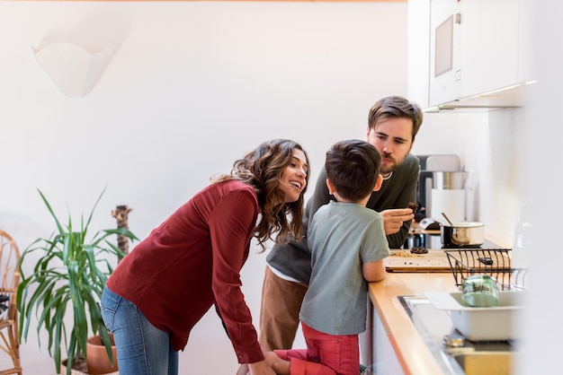 Familie, die zu Hause Erdnussschokoladenkekse zubereitet und isst