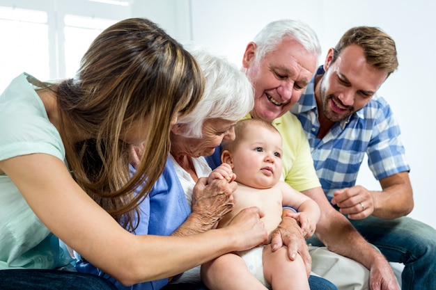 Familie, die zu Hause mit nettem Baby spielt