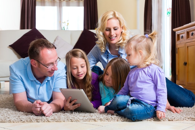 Familie, die zu Hause mit Tablet-Computer spielt