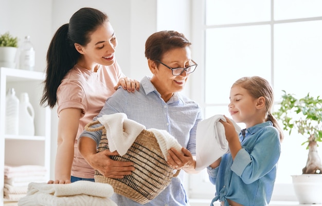 Familie, die zu Hause Wäsche wäscht