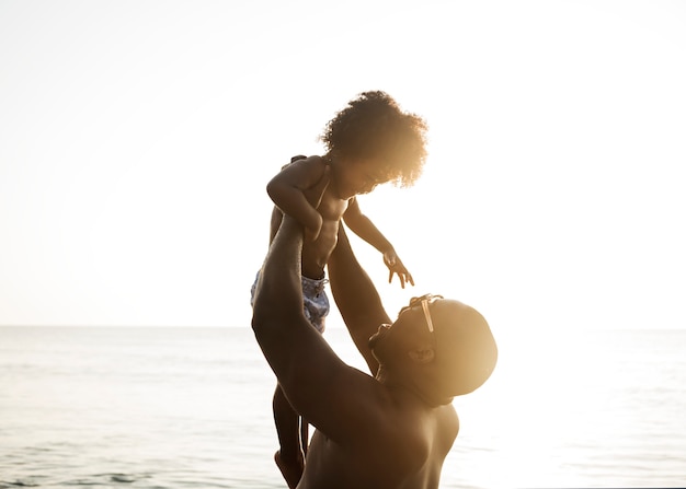 Familie, die zusammen am Strand spielt