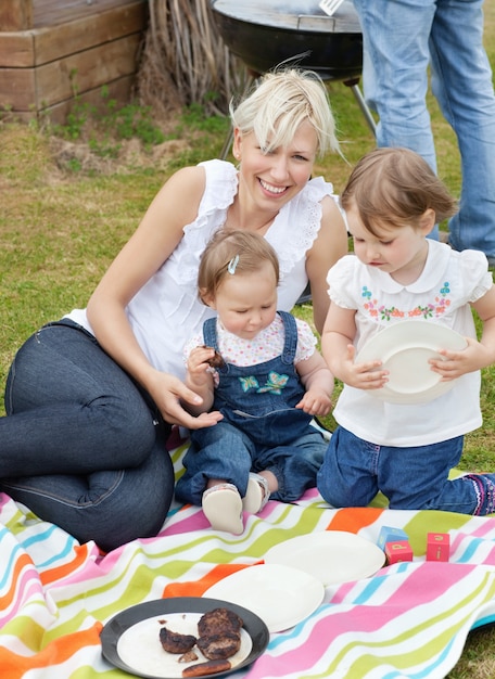 Familie, die zusammen ein Picknick hat