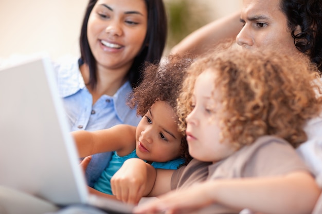 Familie, die zusammen eine gute Zeit am Laptop hat