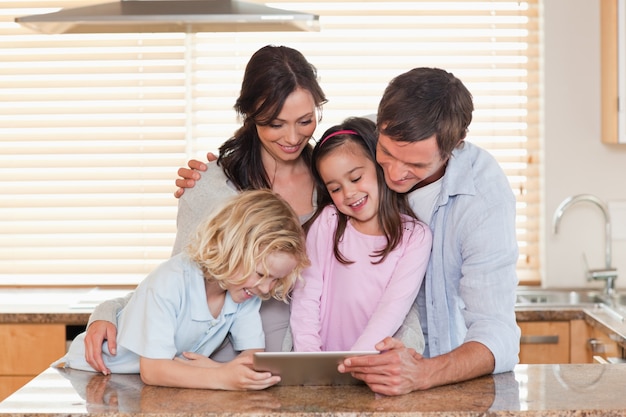 Familie, die zusammen einen Tablet-Computer verwendet