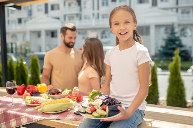 Familie, die zusammen im Freien zu Abend isst