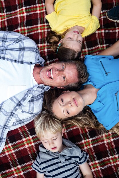 Familie, die zusammen im Park liegt