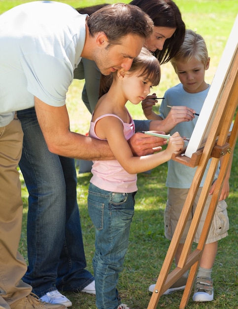 Familie, die zusammen im Park malt