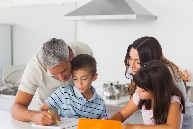 Familie, die zusammen in Küche zeichnet