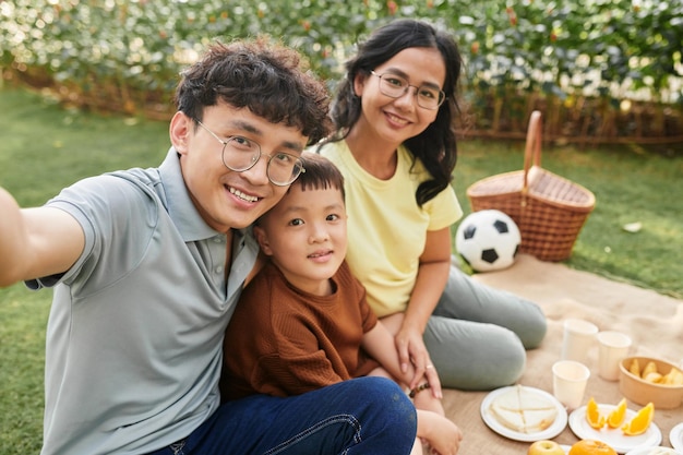 Familie, die zusammen Selfie macht