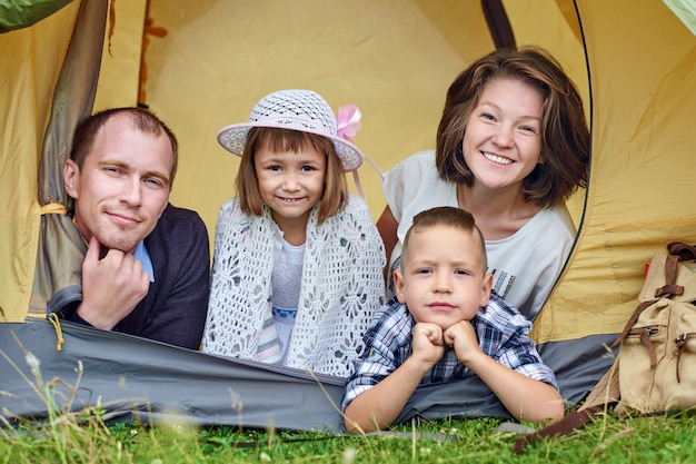 Familie Eltern und zwei Kinder im Lagerzelt.