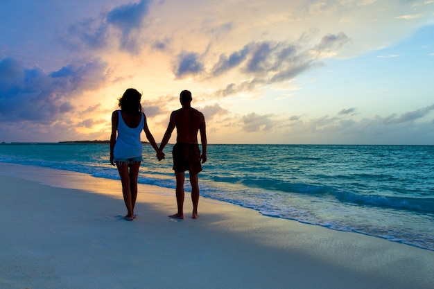 Familie entspannen am Strand. Urlaub im Paradies. Ocean Beach entspannen, reisen zu den Malediven Inseln