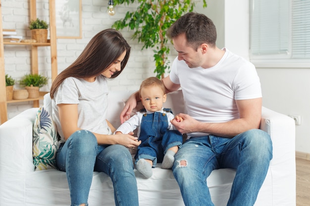 Familie entspannend auf dem Sofa