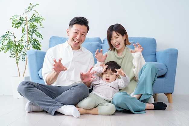 Familie entspannt auf dem Sofa in einem hellen Raum