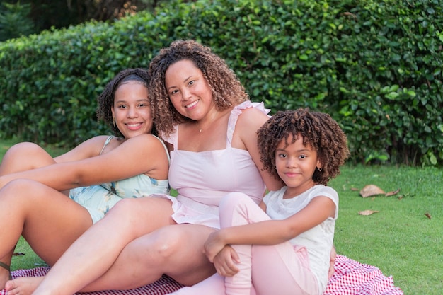 Familie entspannt auf einer Picknickdecke