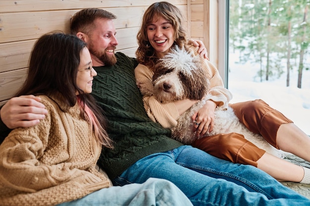 Foto familie entspannt sich an einem wintertag zu hause