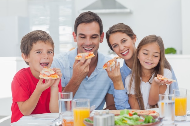 Familie essen Pizza Scheiben