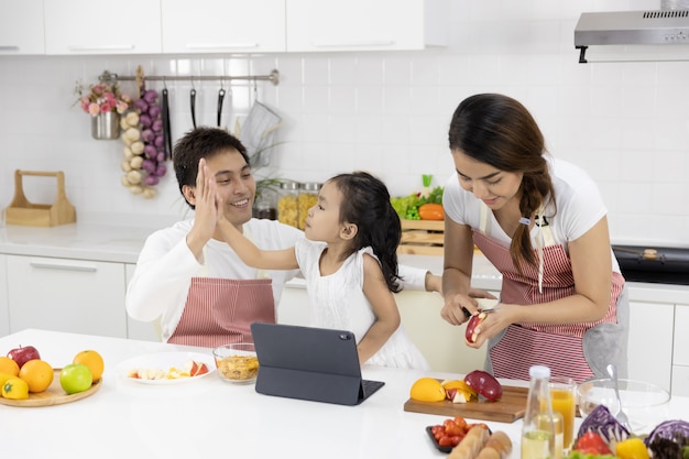 Familie Essenszubereitung in der Küche