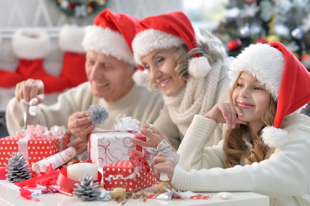 Familie feiern Weihnachten