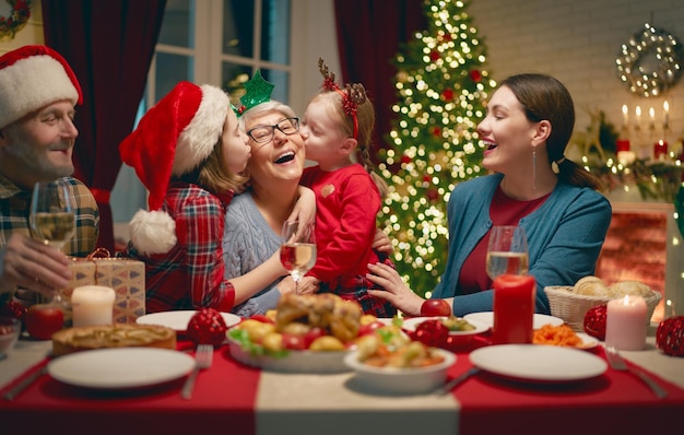 Familie feiern Weihnachten