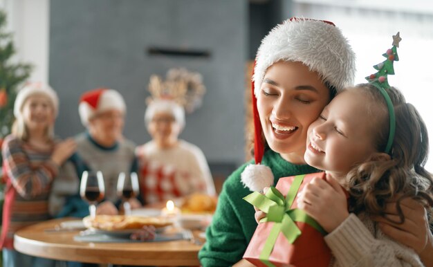 Foto familie feiern weihnachten