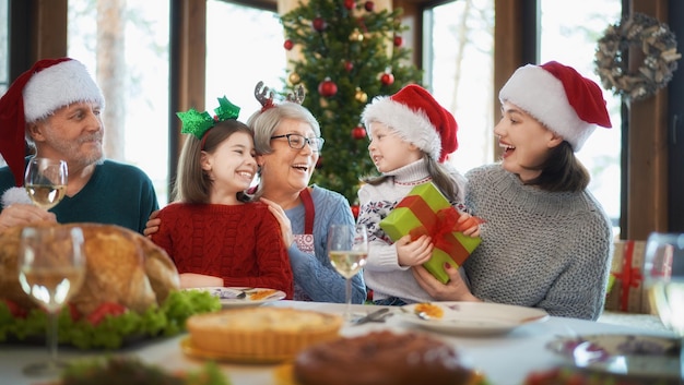 Familie feiern Weihnachten