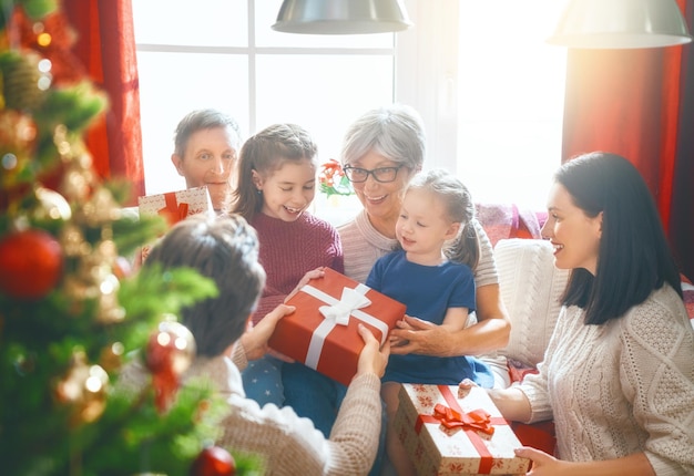 Familie feiern Weihnachten