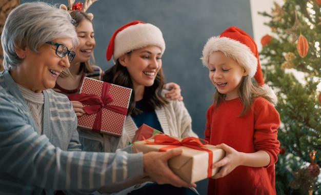 Familie feiern Weihnachten