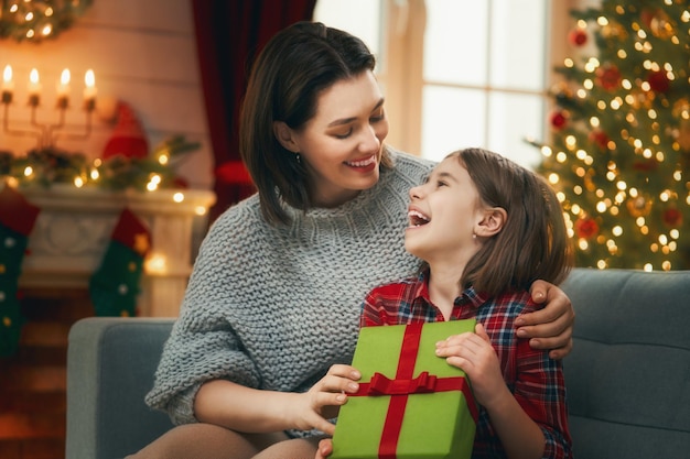 Familie feiern Weihnachten