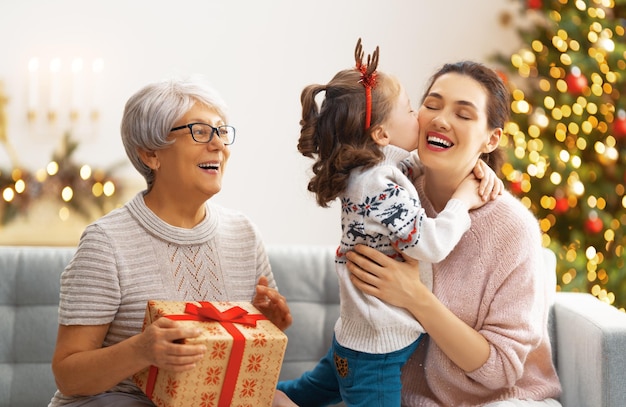 Familie feiern Weihnachten