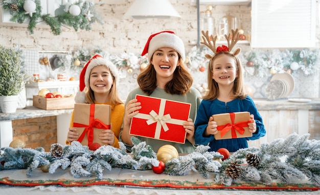 Familie feiern Weihnachten