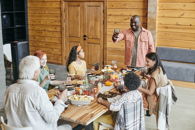 Familie feiert beim Essen am Tisch