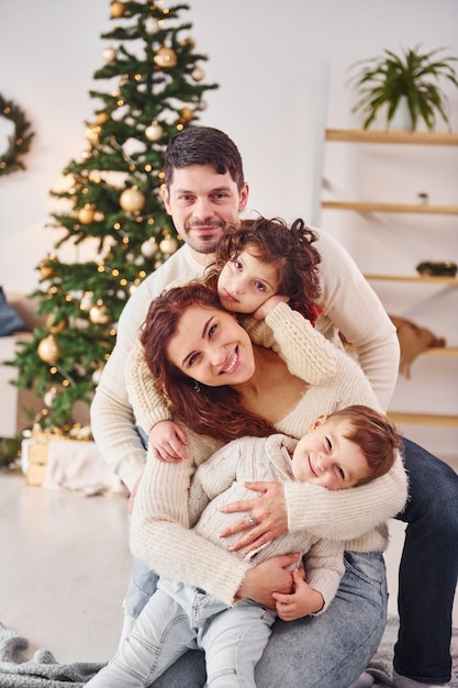 Familie feiert das neue Jahr mit ihren Kindern zu Hause.