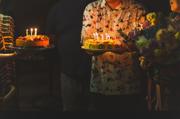 Familie feiert Geburtstag mit Kuchen.