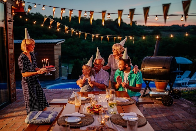 Foto familie feiert gemeinsam geburtstag im freien