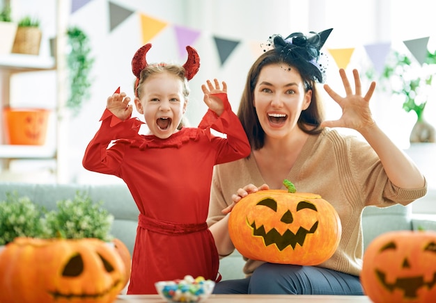 Familie feiert Halloween