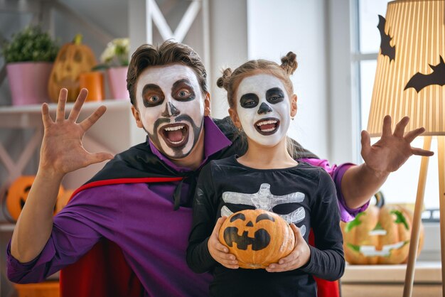 Familie feiert Halloween