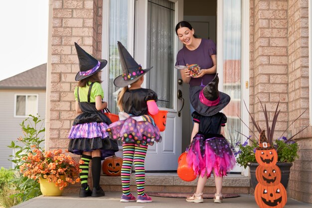 Foto familie feiert halloween