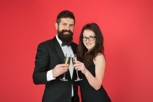 Familie feiert Valentinstag. Romantische Beziehung. Liebeskonzept. Feiern ihre Liebe. Anlass zum Feiern. Verliebtes Paar trinkt Sekt. Ehepartner halten Glas. Glücklicher Hochzeitstag.