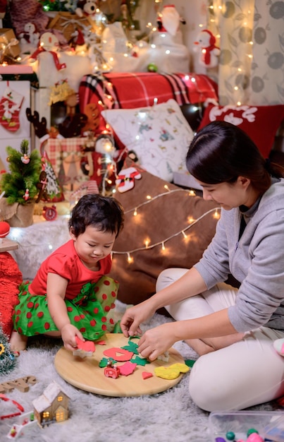 Familie feiert Weihnachten und ein gutes neues Jahr zu Hause. Lebensstil von Mutter und Kind am Ende des Jahresurlaubs.