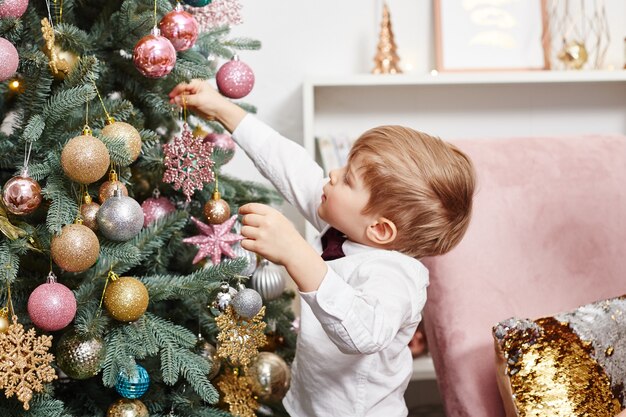 Familie feiert Weihnachten und Neujahr. Mutter, Vater und Sohn umarmen sich, Familienurlaub