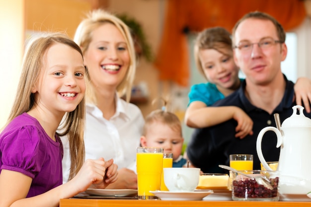 Familie frühstücken