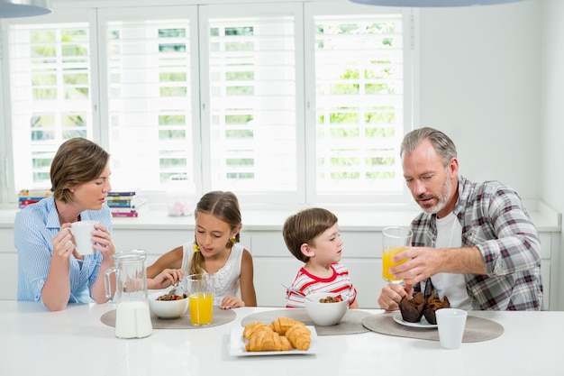 Familie frühstückt in der Küche