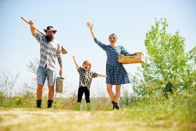 Familie gärtner öko-leben für familie gartenarbeit im frühling familie auf dem bauernhof auf ländlichem hintergrund