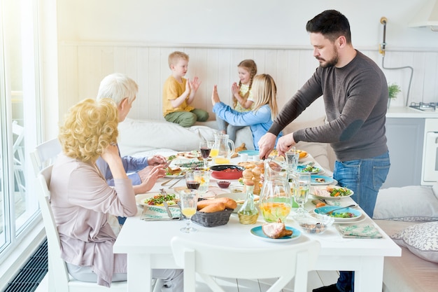 Familie genießt Abendessen im Sonnenlicht