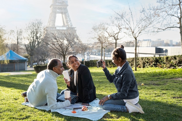 Foto familie genießt ihre reise nach paris