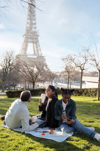 Foto familie genießt ihre reise nach paris