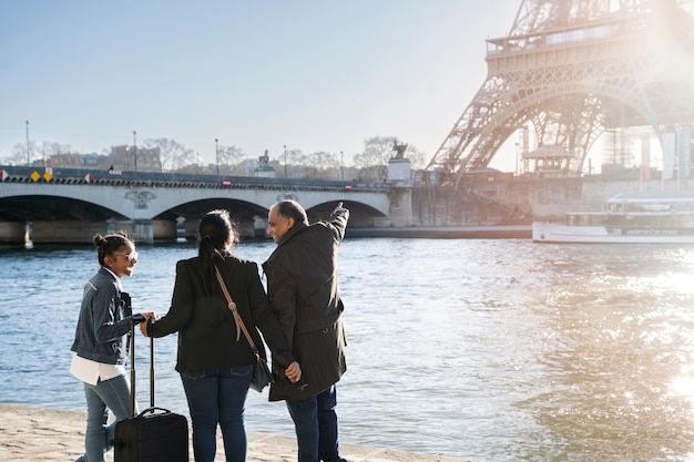 Foto familie genießt ihre reise nach paris