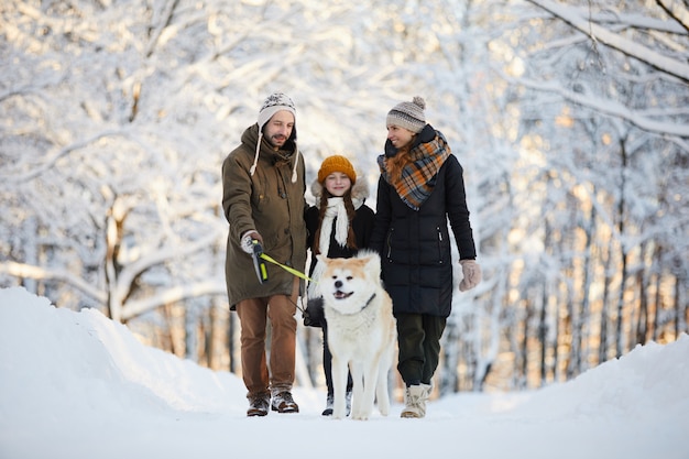 Familie genießt Spaziergang mit Hund